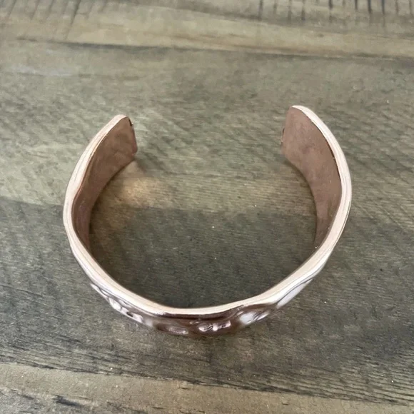 Handmade women’s copper hammered wide cuff bracelet shiny finish - Picture 8 of 9